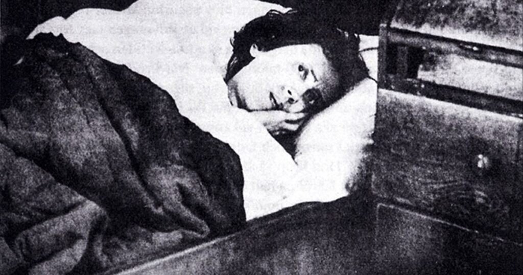 Karolina Olsson na cama onde passou décadas - Foto: SvD